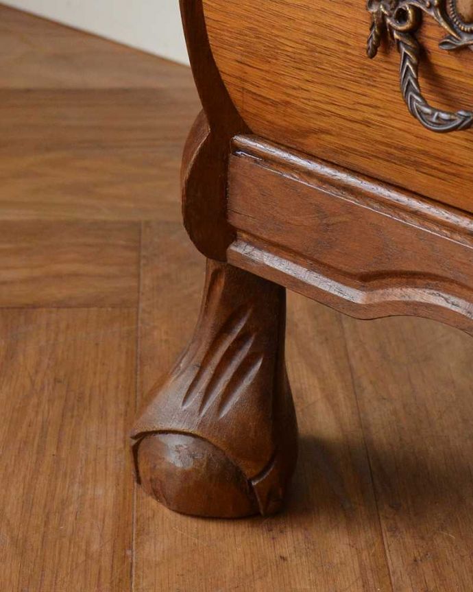 アンティークのチェスト　アンティーク家具　南フランススタイルの優雅なアンティーク家具、どこにでも置ける小ぶりな３段チェスト（コモード）。女性1人でラクラク運べちゃう仕掛けHandleのアンティークは、脚の裏にフェルトキーパーをお付けしています。(j-2251-f)