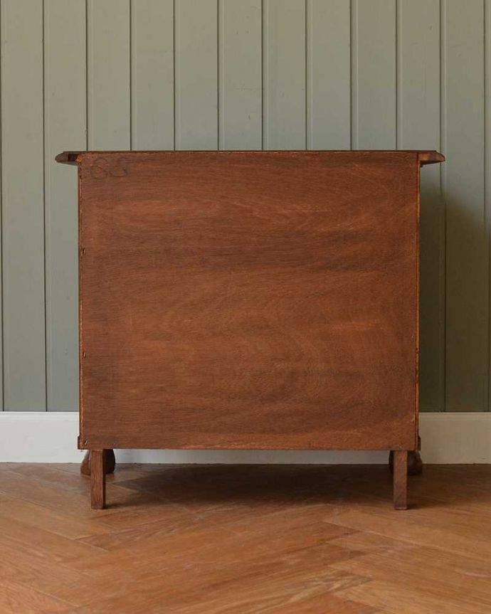 アンティークのチェスト　アンティーク家具　南フランススタイルの優雅なアンティーク家具、どこにでも置ける小ぶりな３段チェスト（コモード）。修復したので後姿もキレイですアンティークは新品ではないので、もちろん経年変化によるキズはありますが、専門の職人がキレイに修復したので、後ろ姿もキレイです。(j-2251-f)