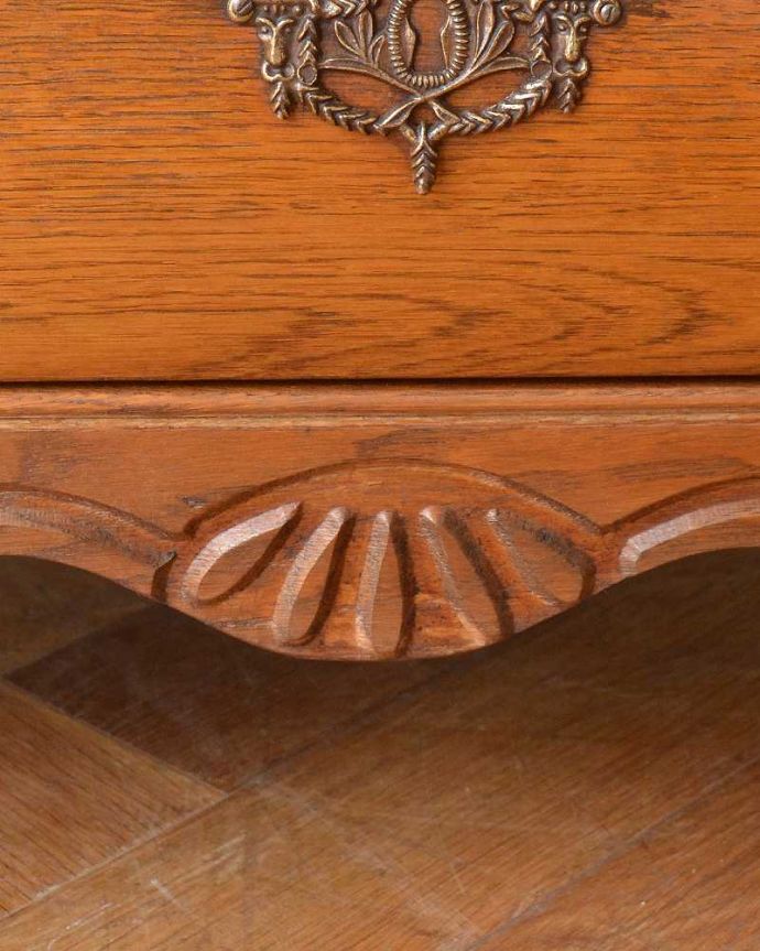 アンティークのチェスト　アンティーク家具　南フランススタイルの優雅なアンティーク家具、どこにでも置ける小ぶりな３段チェスト（コモード）。フランスらしい彫りフランスらしさの象徴とも言える、優雅な彫りの装飾。(j-2251-f)