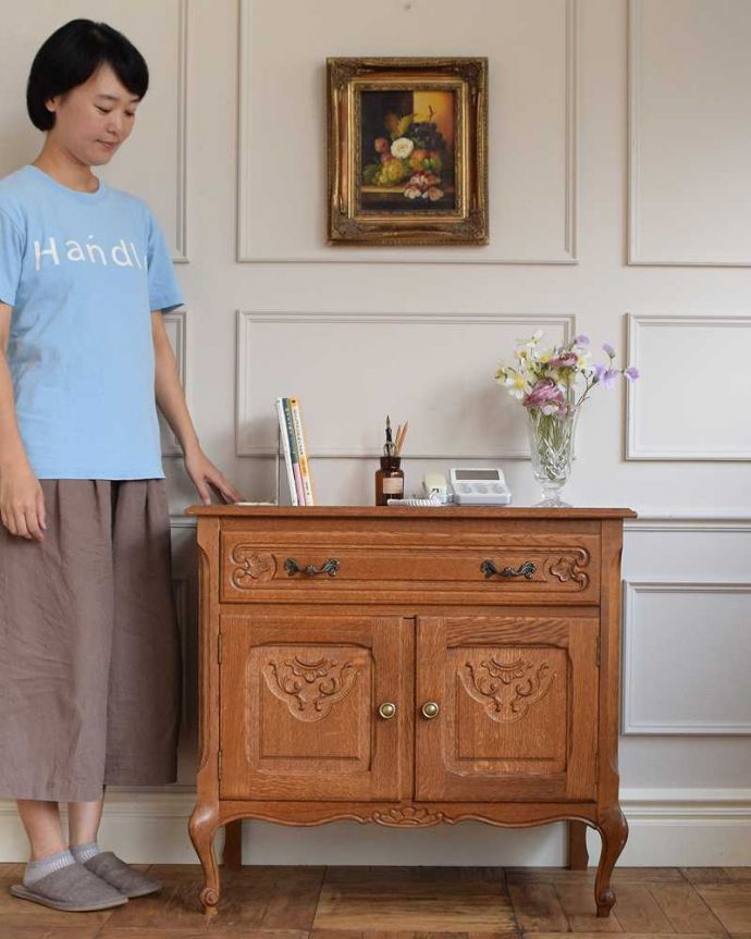 アンティークのキャビネット　アンティーク家具　使いやすい大きさが人気のフレンチアンティークキャビネット。美しく優雅な雰囲気が漂うフランスらしいキャビネット誰が見ても女性らしいフォルムと美しい彫が自慢のキャビネット。(j-2252-f)