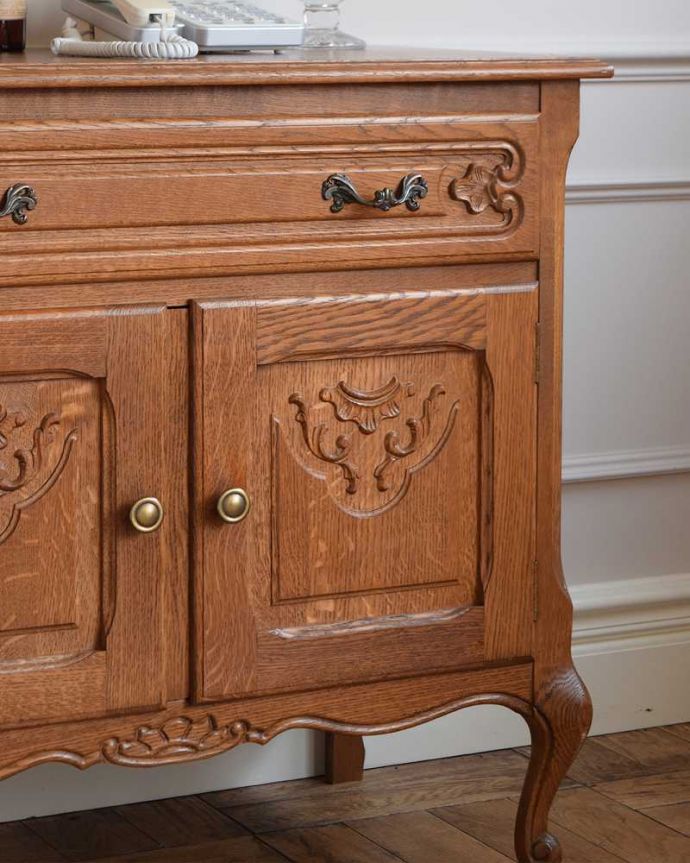 アンティークのキャビネット　アンティーク家具　使いやすい大きさが人気のフレンチアンティークキャビネット。扉にはフランスらしく美しい彫真っ先に目に飛び込んでくる扉に施された彫はずっと眺めていたいくらいの美しさ。(j-2252-f)