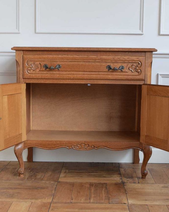 アンティークのキャビネット　アンティーク家具　使いやすい大きさが人気のフレンチアンティークキャビネット。扉を開けて中を見ると･･･もちろん見た目だけではありません。(j-2252-f)