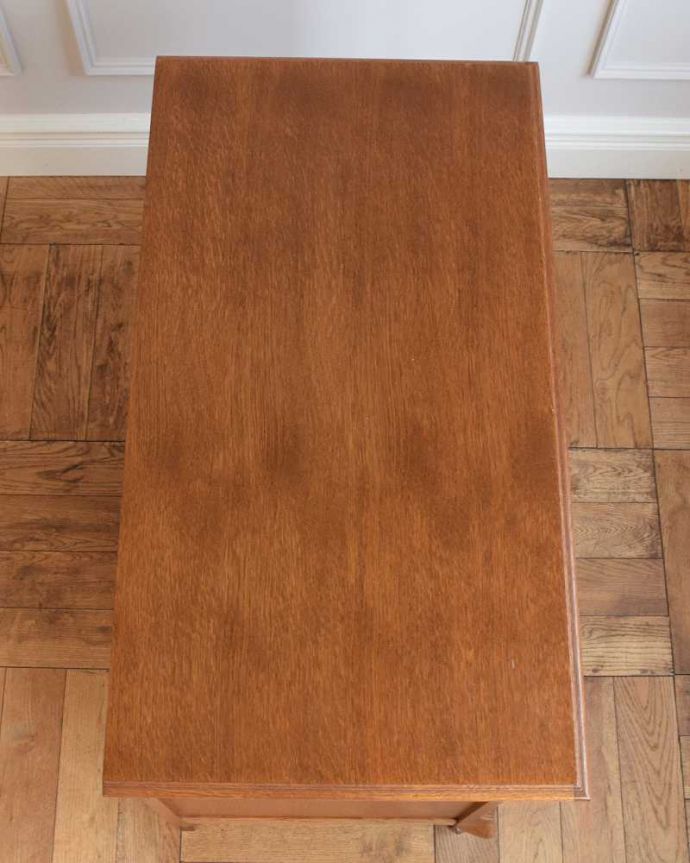 アンティークのキャビネット　アンティーク家具　使いやすい大きさが人気のフレンチアンティークキャビネット。上から見てみると･･･もちろん、上から見てもキレイです。(j-2252-f)