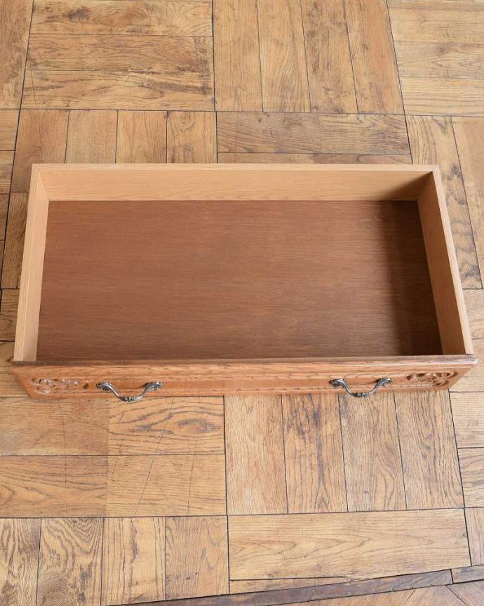 アンティークのキャビネット　アンティーク家具　使いやすい大きさが人気のフレンチアンティークキャビネット。引き出しの中も、何を入れてもOKです。(j-2252-f)