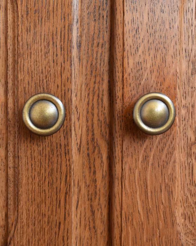 アンティークのキャビネット　アンティーク家具　使いやすい大きさが人気のフレンチアンティークキャビネット。こんな場所にもフランスらしさフランスらしく凝ったデザインの繊細な装飾は取っ手にまで施されています。(j-2252-f)