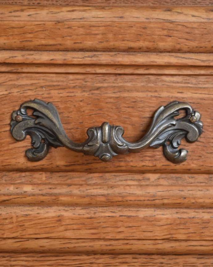 アンティークのキャビネット　アンティーク家具　使いやすい大きさが人気のフレンチアンティークキャビネット。優雅な雰囲気漂う曲線の取っ手。(j-2252-f)