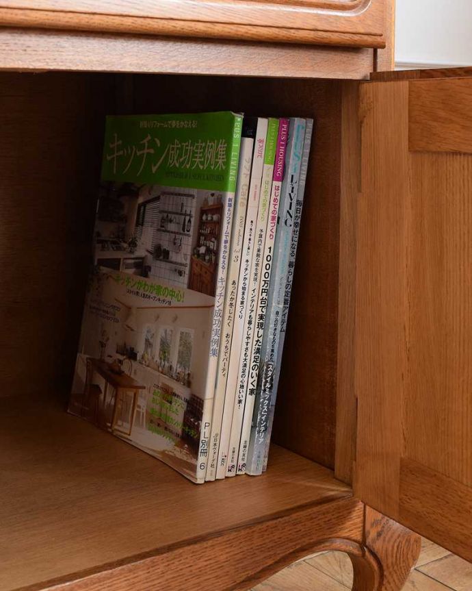 アンティークのキャビネット　アンティーク家具　使いやすい大きさが人気のフレンチアンティークキャビネット。扉の中は収納たっぷりA4サイズの雑誌までしっかり収納出来ちゃう大きさ。(j-2252-f)