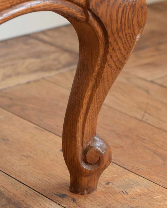 アンティークのキャビネット　アンティーク家具　使いやすい大きさが人気のフレンチアンティークキャビネット。女性１人でもラクに運べちゃうヒミツHandleのアンティークは、脚の裏にフェルトキーパーをお付けしているので、床を滑らせれば女性でも移動がカンタンです！。(j-2252-f)