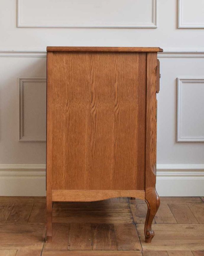 アンティークのキャビネット　アンティーク家具　使いやすい大きさが人気のフレンチアンティークキャビネット。横顔だって･･･どこから見られても美しいことを意識して、正面だけじゃなく横から見ても美しいんです。(j-2252-f)