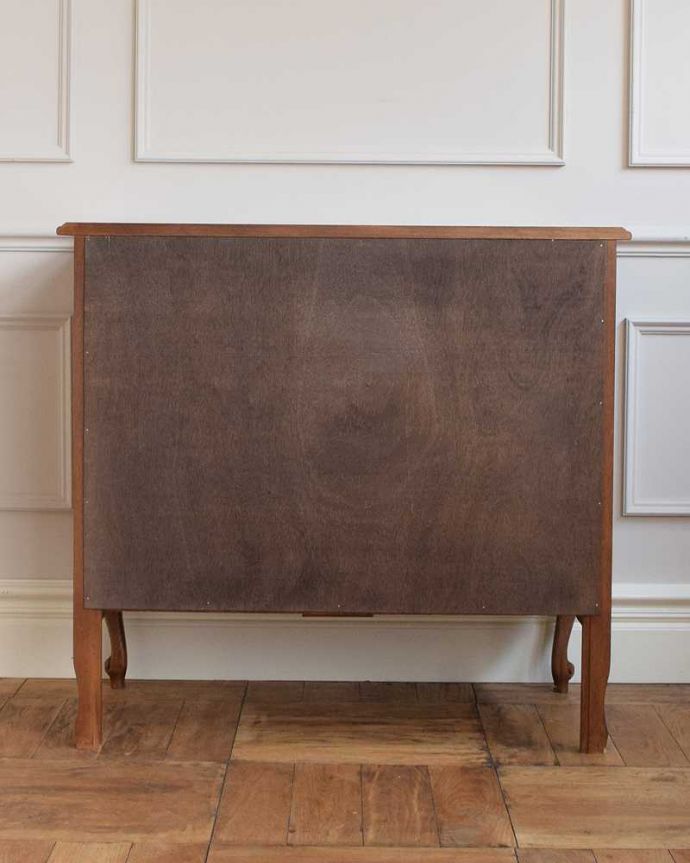 アンティークのキャビネット　アンティーク家具　使いやすい大きさが人気のフレンチアンティークキャビネット。実は後ろ姿も見て欲しい･･･アンティークは新品ではないので、もちろん経年変化によるキズはありますが、専門の職人がお直しをしているので後ろ姿にまで自信アリです。(j-2252-f)