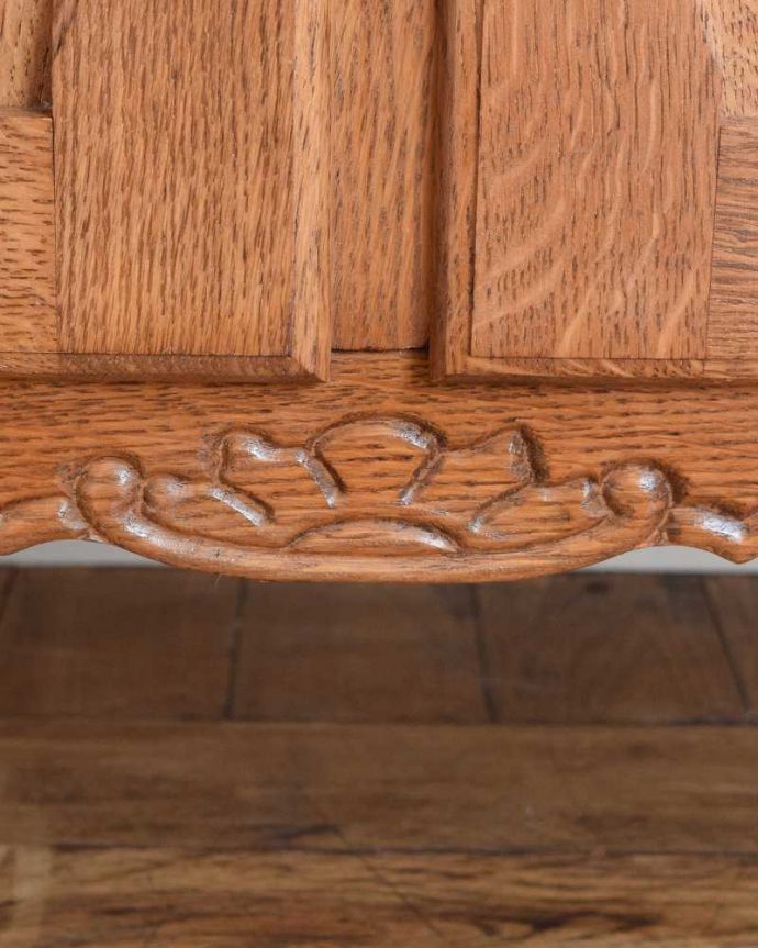 アンティークのキャビネット　アンティーク家具　使いやすい大きさが人気のフレンチアンティークキャビネット。フランスらしい彫りフランスらしさの象徴とも言える、優雅な彫りの装飾。(j-2252-f)