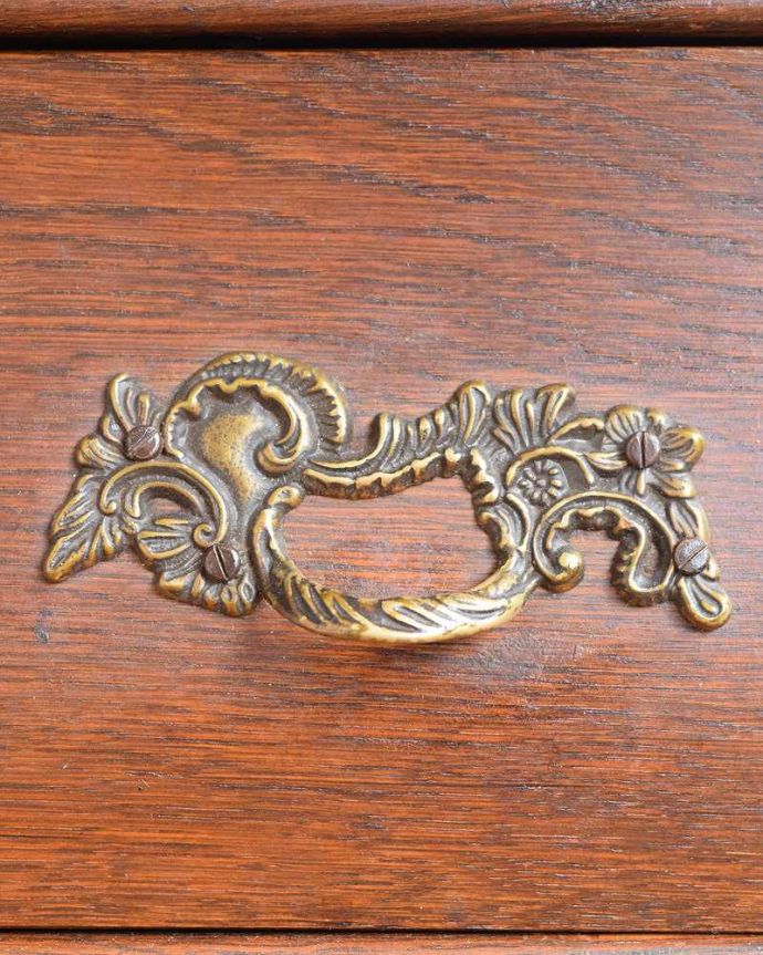 アンティークのチェスト　アンティーク家具　フランスの優雅なアンティーク家具、キレイなオーク材の３段チェスト。開ける度にワクワクする取っ手フランスらしい優雅なデザインは取っ手にも。(j-2253-f)