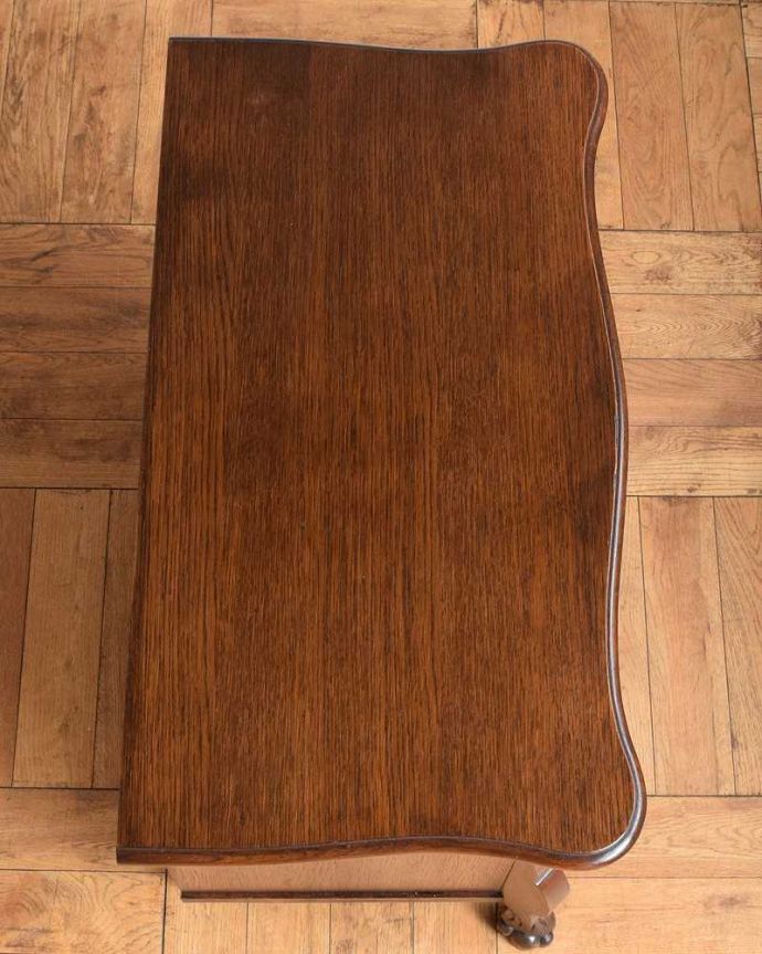 アンティークのチェスト　アンティーク家具　フランスの優雅なアンティーク家具、キレイなオーク材の３段チェスト。何を置こうかな･･･？上から見ると、天板はこんな感じで塗装もキレイに仕上げました。(j-2253-f)