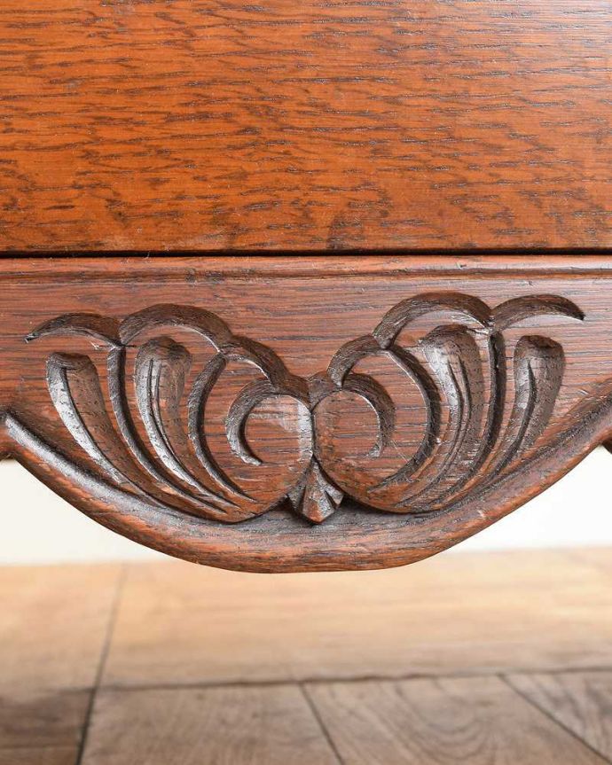 アンティークのチェスト　アンティーク家具　フランスの優雅なアンティーク家具、キレイなオーク材の３段チェスト。フランスらしい彫りフランスらしさの象徴とも言える、優雅な彫りの装飾。(j-2253-f)