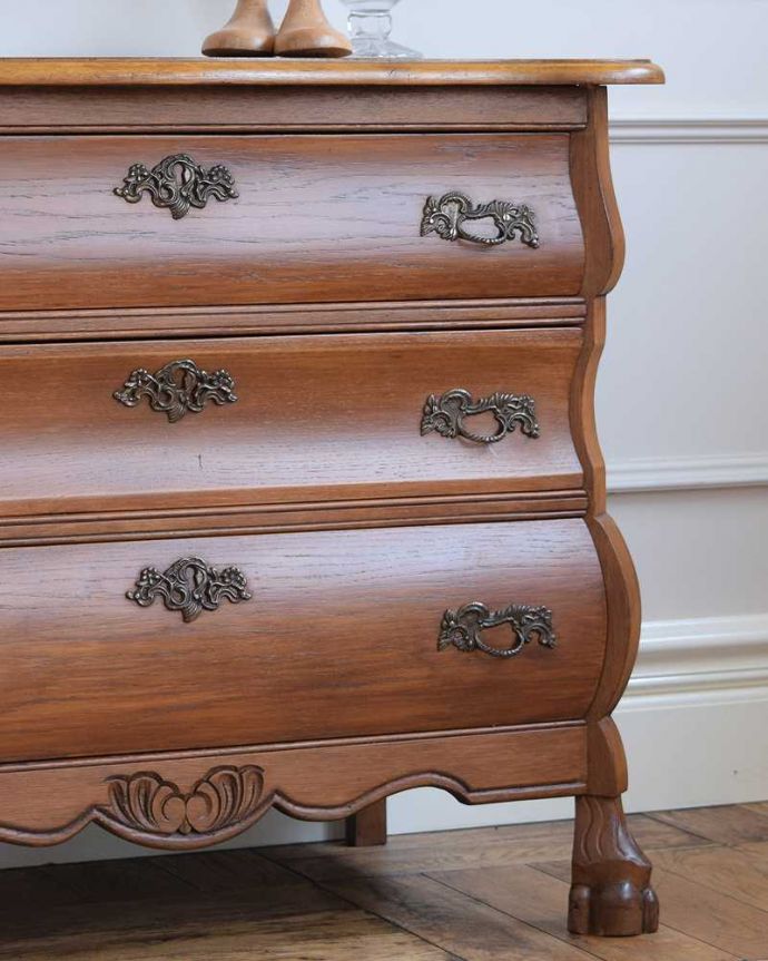 アンティークのチェスト アンティーク家具 南フランススタイルのアンティーク家具、美しい3段チェスト(コモード)。「見せる収納」だから、置く場所を選びません!チェストと言ってもデザインがステキだから、収納だけじゃなくて見ても楽しめる家具なんです。(j-2254-f)