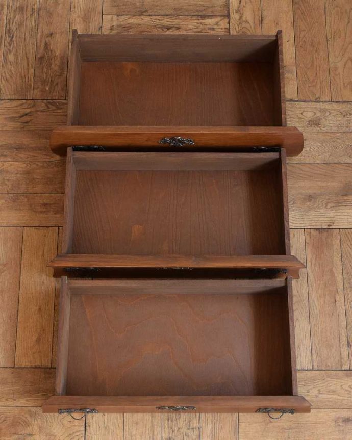 アンティークのチェスト アンティーク家具 南フランススタイルのアンティーク家具、美しい3段チェスト(コモード)。キレイに修復したので、何を入れてもOKです。(j-2254-f)