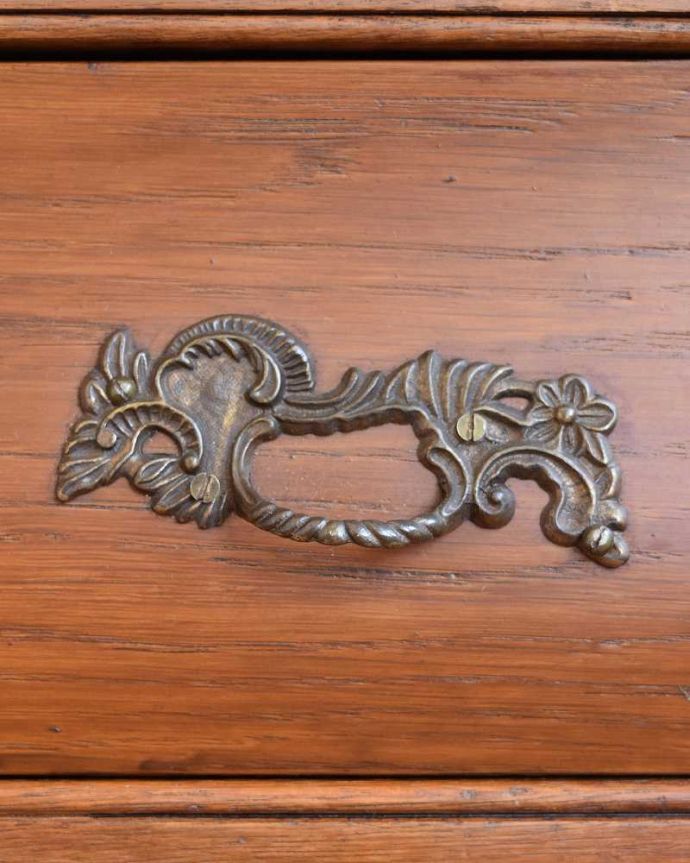 アンティークのチェスト アンティーク家具 南フランススタイルのアンティーク家具、美しい3段チェスト(コモード)。開ける度にワクワクする取っ手フランスらしい優雅なデザインは取っ手にも。(j-2254-f)