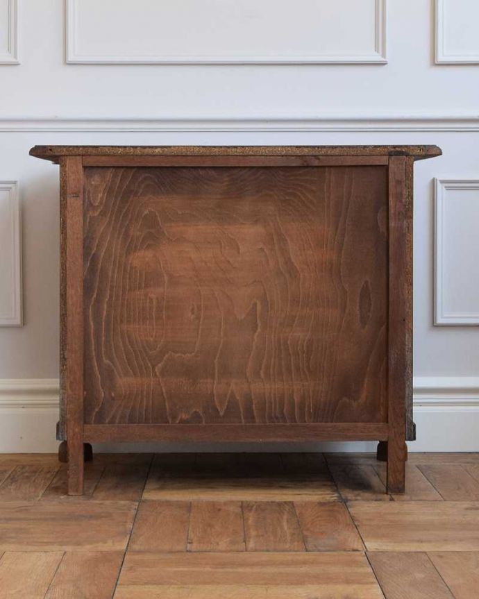 アンティークのチェスト アンティーク家具 南フランススタイルのアンティーク家具、美しい3段チェスト(コモード)。修復したので後姿もキレイですアンティークは新品ではないので、もちろん経年変化によるキズはありますが、専門の職人がキレイに修復したので、後ろ姿もキレイです。(j-2254-f)