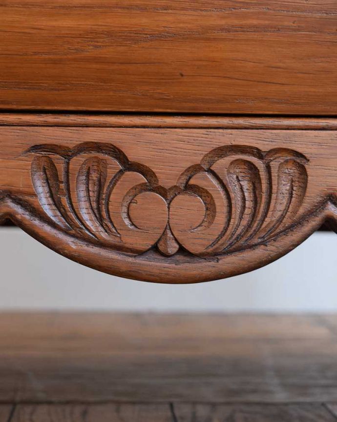 アンティークのチェスト アンティーク家具 南フランススタイルのアンティーク家具、美しい3段チェスト(コモード)。フランスらしい彫りフランスらしさの象徴とも言える、優雅な彫りの装飾。(j-2254-f)