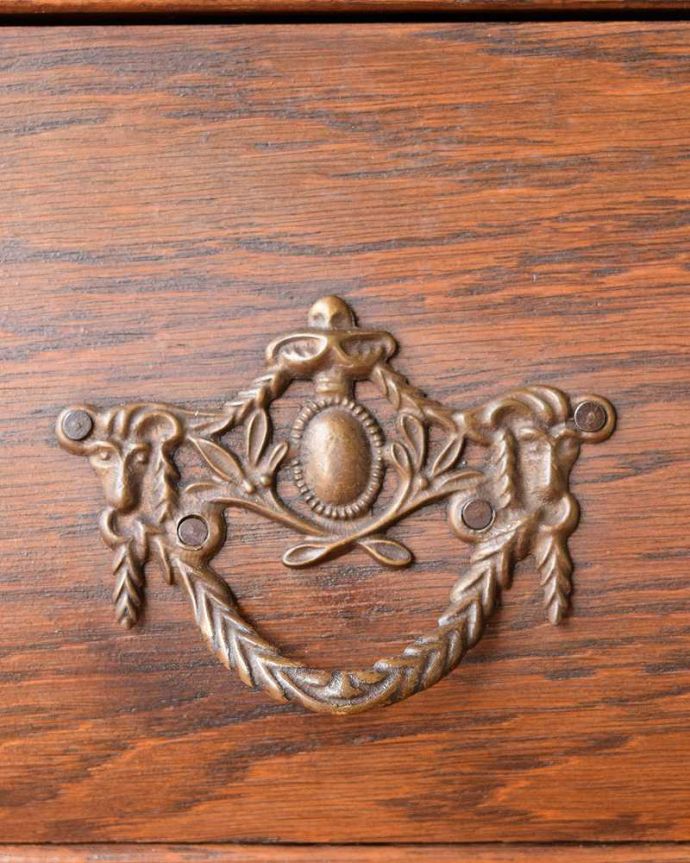 アンティークのチェスト　アンティーク家具　南フランスらしい優雅なアンティーク家具、フレンチチェスト（コモード）。開ける度にワクワクする取っ手フランスらしい優雅なデザインは取っ手にも。(j-2255-f)