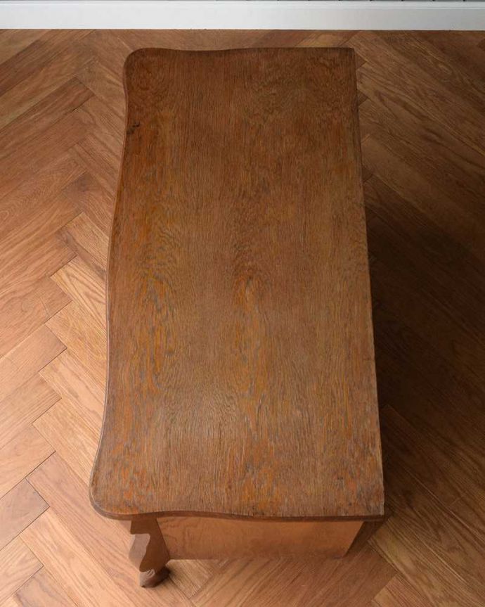 アンティークのチェスト　アンティーク家具　南フランスらしい優雅なアンティーク家具、フレンチチェスト（コモード）。何を置こうかな･･･？上から見ると、天板はこんな感じで塗装もキレイに仕上げました。(j-2255-f)