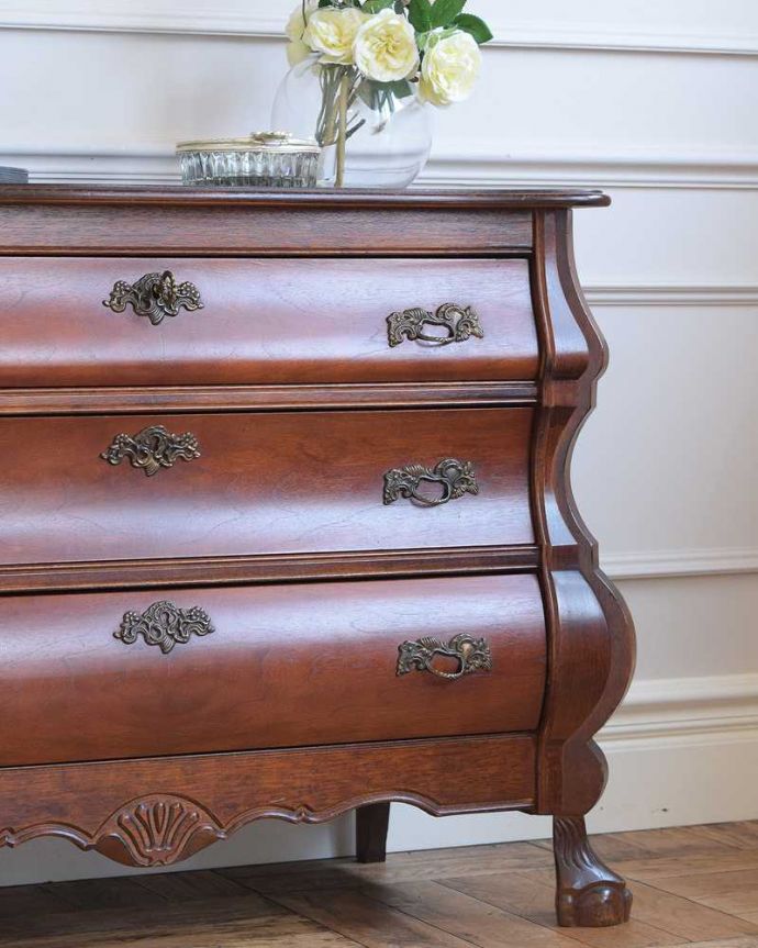 アンティークのチェスト　アンティーク家具　南フランススタイルの優雅なアンティーク家具、ビーチ材が美しい３段チェスト（コモード） 。「見せる収納」だから、置く場所を選びません！チェストと言ってもデザインがステキだから、収納だけじゃなくて見ても楽しめる具なんです。(j-2256-f)