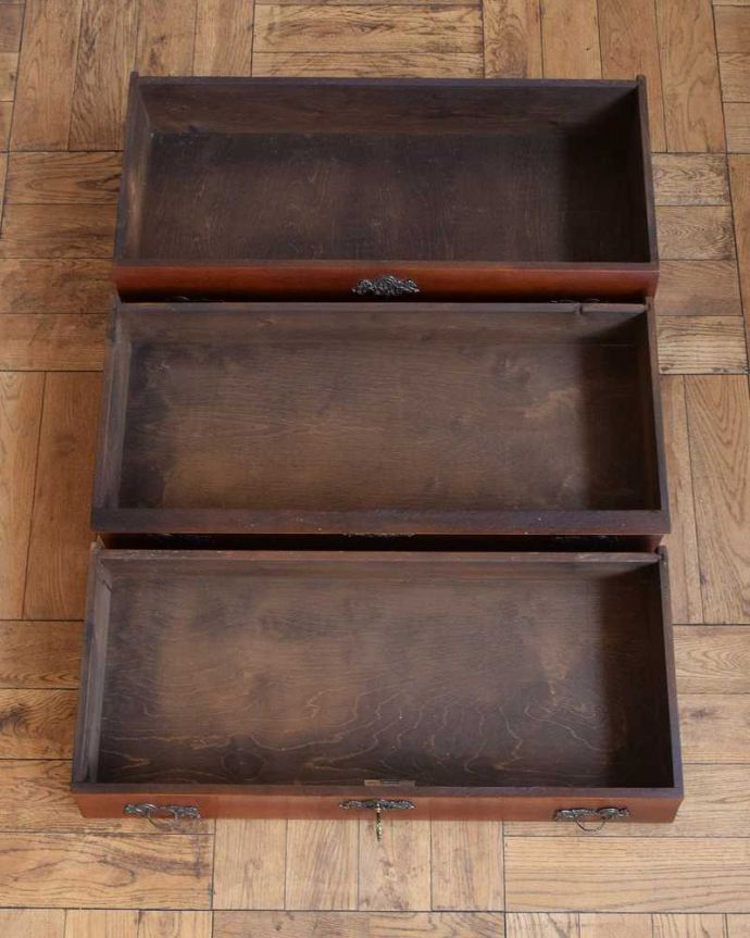 アンティークのチェスト　アンティーク家具　南フランススタイルの優雅なアンティーク家具、ビーチ材が美しい３段チェスト（コモード） 。キレイに修復したので、何を入れてもOKです。(j-2256-f)