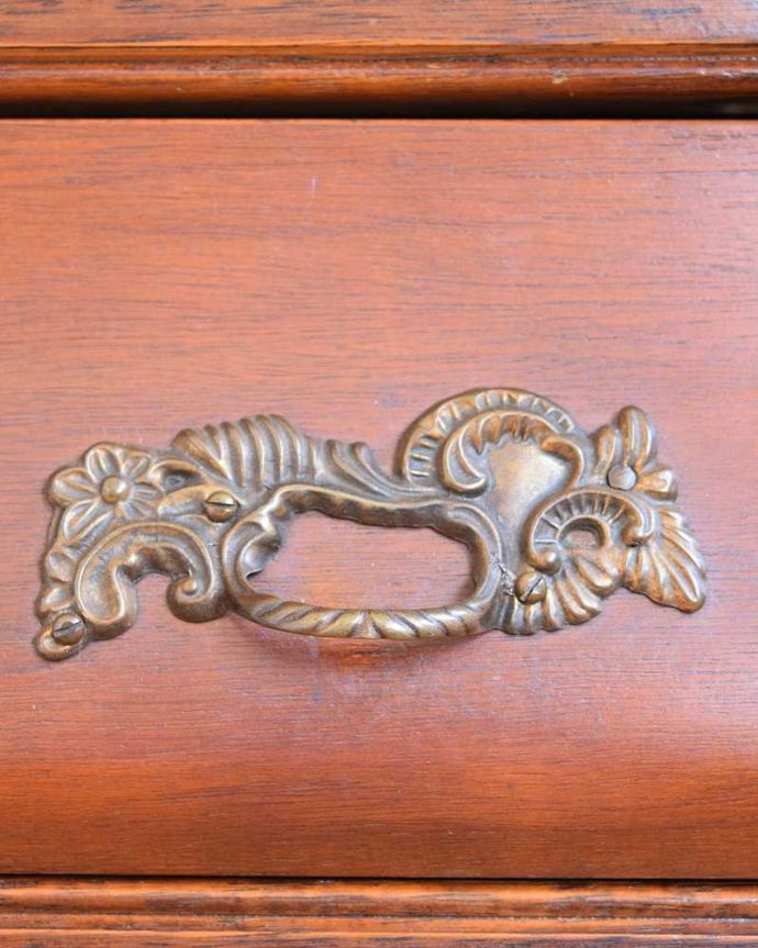 アンティークのチェスト　アンティーク家具　南フランススタイルの優雅なアンティーク家具、ビーチ材が美しい３段チェスト（コモード） 。開ける度にワクワクする取っ手フランスらしい優雅なデザインは取っ手にも。(j-2256-f)