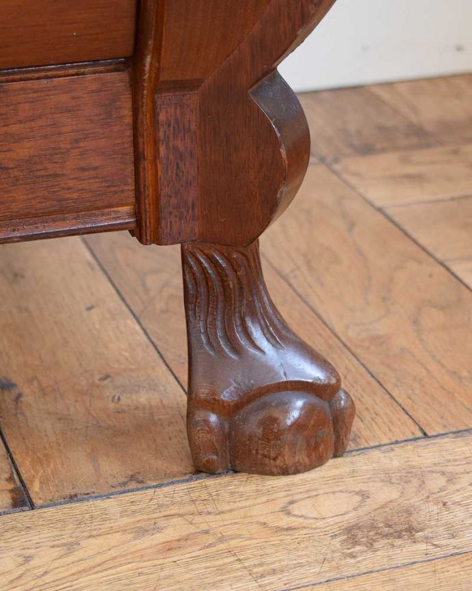 アンティークのチェスト　アンティーク家具　南フランススタイルの優雅なアンティーク家具、ビーチ材が美しい３段チェスト（コモード） 。女性1人でラクラク運べちゃう仕掛けHandleのアンティークは、脚の裏にフェルトキーパーをお付けしています。(j-2256-f)