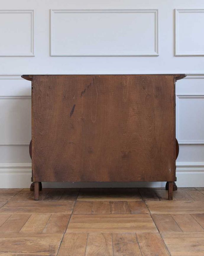 アンティークのチェスト　アンティーク家具　南フランススタイルの優雅なアンティーク家具、ビーチ材が美しい３段チェスト（コモード） 。修復したので後姿もキレイですアンティークは新品ではないので、もちろん経年変化によるキズはありますが、専門の職人がキレイに修復したので、後ろ姿もキレイです。(j-2256-f)