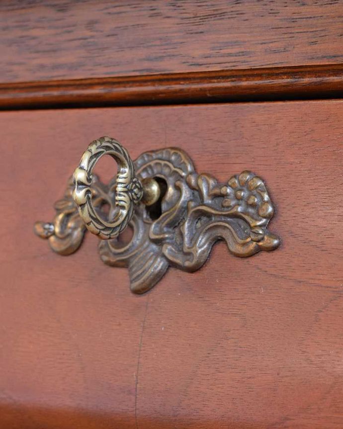 アンティークのチェスト　アンティーク家具　南フランススタイルの優雅なアンティーク家具、ビーチ材が美しい３段チェスト（コモード） 。小さなパーツにもこだわり現代とは違って良質な素材が使われているのが分かります。(j-2256-f)
