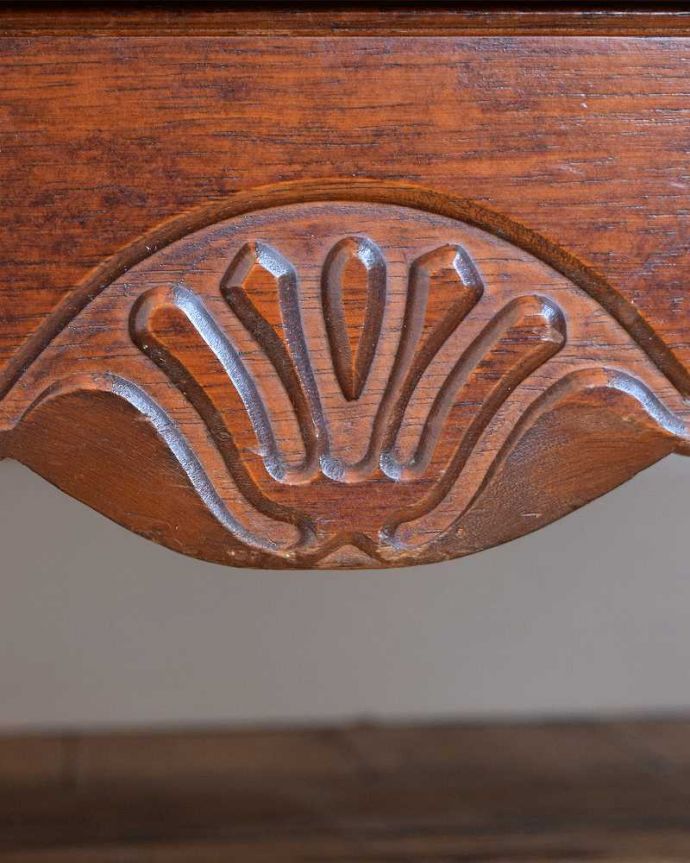 アンティークのチェスト　アンティーク家具　南フランススタイルの優雅なアンティーク家具、ビーチ材が美しい３段チェスト（コモード） 。フランスらしい彫りフランスらしさの象徴とも言える、優雅な彫りの装飾。(j-2256-f)