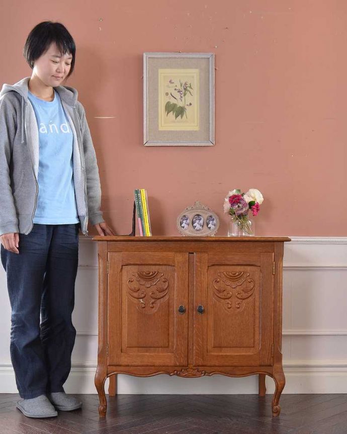 アンティークのキャビネット　アンティーク家具　和室にも合うフランスキャビネット、優雅な彫りが美しいアンティーク家具。自慢はフランスらしい曲線美。(j-2257-f)