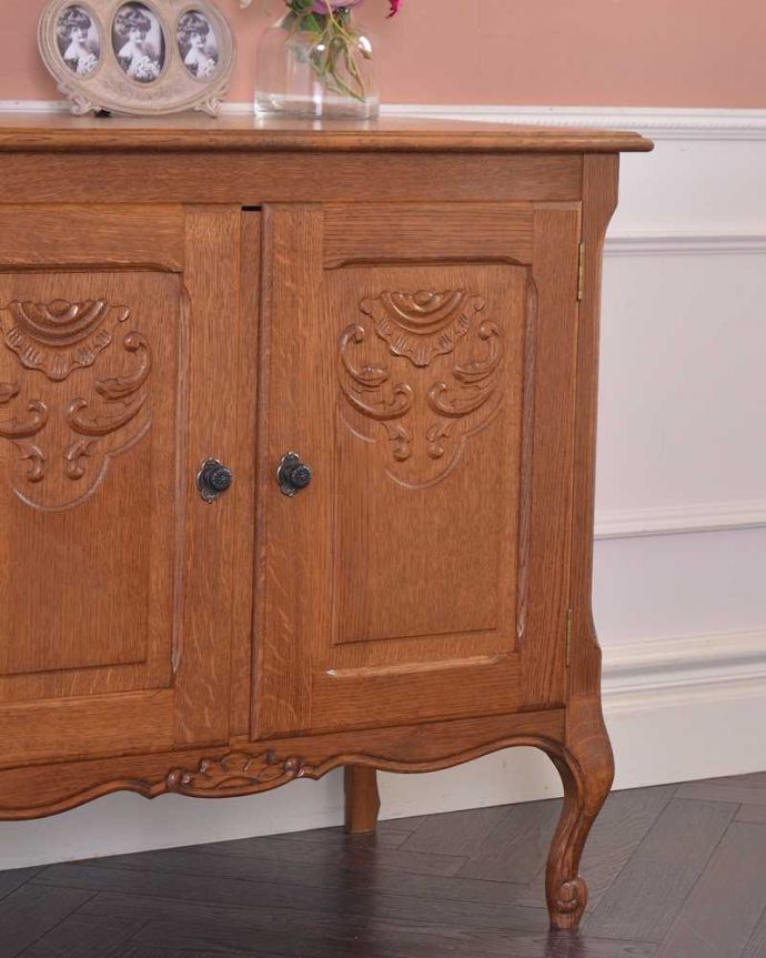 アンティークのキャビネット　アンティーク家具　和室にも合うフランスキャビネット、優雅な彫りが美しいアンティーク家具。彫の美しさも自慢です。(j-2257-f)