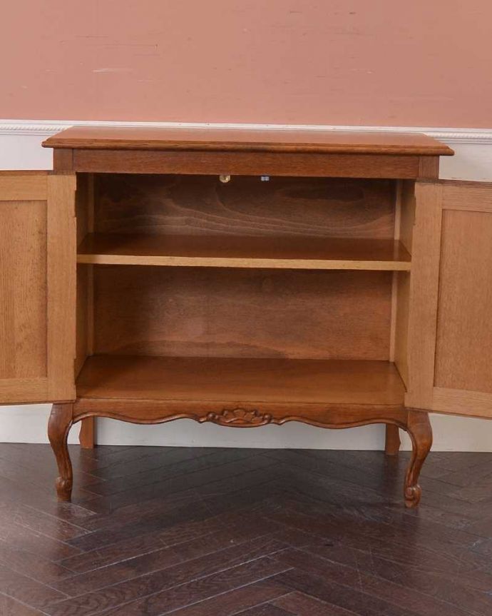 アンティークのキャビネット　アンティーク家具　和室にも合うフランスキャビネット、優雅な彫りが美しいアンティーク家具。扉を開けて中を見ると･･･扉の中は職人が修復して、こんな感じにキレイに仕上げました。(j-2257-f)