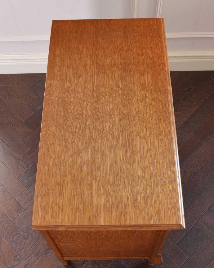 アンティークのキャビネット　アンティーク家具　和室にも合うフランスキャビネット、優雅な彫りが美しいアンティーク家具。何を置いて楽しもうかな･･･修復する際、天板もこんな感じでキレイに仕上げました。(j-2257-f)