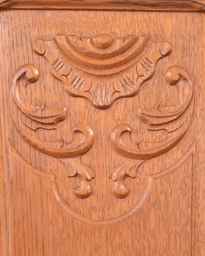 アンティークのキャビネット　アンティーク家具　和室にも合うフランスキャビネット、優雅な彫りが美しいアンティーク家具。美しい彫にうっとり…フランスらしいデザイン彫りが描かれた扉。(j-2257-f)