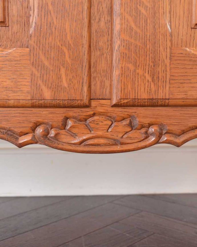 アンティークのキャビネット　アンティーク家具　和室にも合うフランスキャビネット、優雅な彫りが美しいアンティーク家具。惚れ惚れしちゃう美しさこんなに堅い無垢材に一体どうやって彫ったんだろう？と不思議になるくらい細かい彫にうっとりです。(j-2257-f)