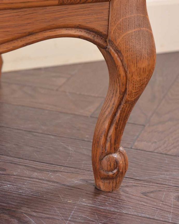 アンティークのキャビネット　アンティーク家具　和室にも合うフランスキャビネット、優雅な彫りが美しいアンティーク家具。女性1人でラクラク運べちゃう仕掛けHandleのアンティークは、脚の裏にフェルトキーパーをお付けしています。(j-2257-f)