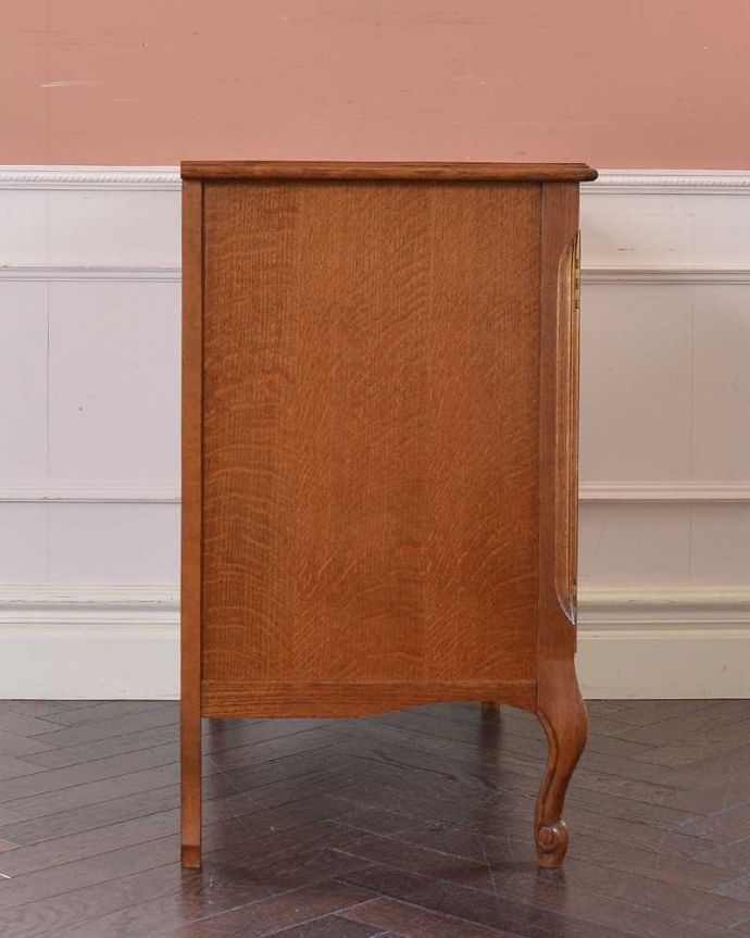 アンティークのキャビネット　アンティーク家具　和室にも合うフランスキャビネット、優雅な彫りが美しいアンティーク家具。横顔だっても美しい正面だけじゃなく横から見てもフランスらしい美しさが漂っています。(j-2257-f)