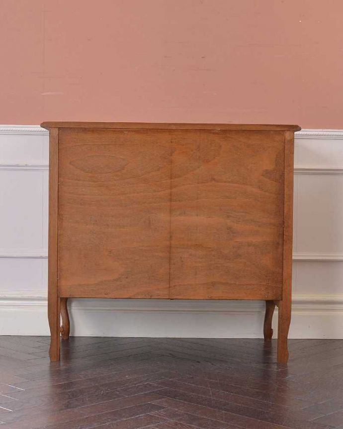 アンティークのキャビネット　アンティーク家具　和室にも合うフランスキャビネット、優雅な彫りが美しいアンティーク家具。後ろ姿も見て下さい。(j-2257-f)