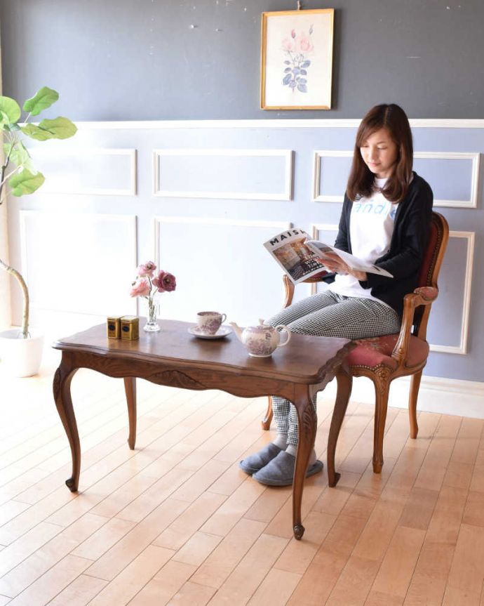 アンティークのテーブル アンティーク家具 フランスで見つけたアンティークコーヒーテーブル、パーケット柄の天板が素敵な家具。フランスらしい優雅な時間もお届けします。(j-2258-f)