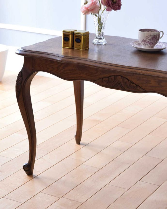 アンティークのテーブル アンティーク家具 フランスで見つけたアンティークコーヒーテーブル、パーケット柄の天板が素敵な家具。やっぱり自慢はこの脚線美一番最初に目に飛び込んでくるフレンチカブリオレレッグ。(j-2258-f)