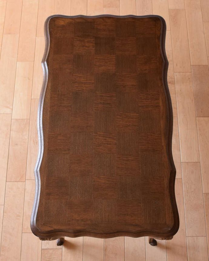 アンティークのテーブル アンティーク家具 フランスで見つけたアンティークコーヒーテーブル、パーケット柄の天板が素敵な家具。美しすぎる天板の模様木の模様を組み合わせる事で描き出すパーケットの幾何学模様のデザイン。(j-2258-f)