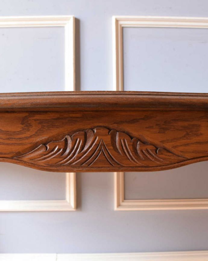 アンティークのテーブル アンティーク家具 フランスで見つけたアンティークコーヒーテーブル、パーケット柄の天板が素敵な家具。美しい彫にもうっとり…さりげなく施された彫。(j-2258-f)