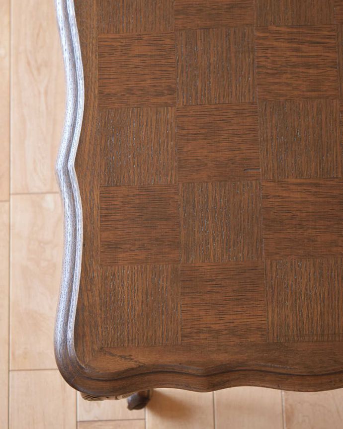 アンティークのテーブル アンティーク家具 フランスで見つけたアンティークコーヒーテーブル、パーケット柄の天板が素敵な家具。近づいてみると…アンティークはもちろん新品ではないので小さなキズや汚れはありますが、キレイにお直ししたので満足して頂ける自信があります!。(j-2258-f)