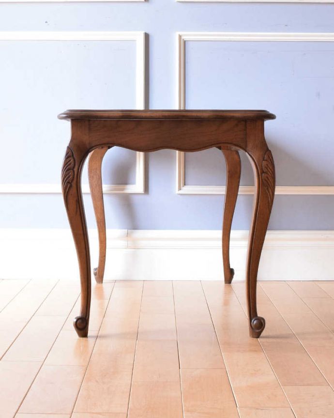 アンティークのテーブル アンティーク家具 フランスで見つけたアンティークコーヒーテーブル、パーケット柄の天板が素敵な家具。横から見てもステキ横から見るとこんな感じ。(j-2258-f)