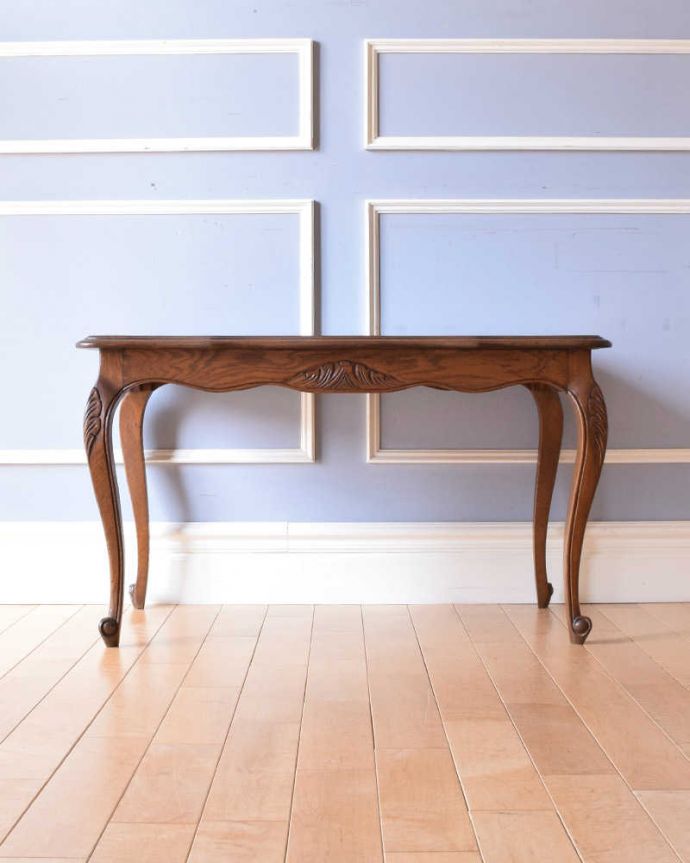 アンティークのテーブル アンティーク家具 フランスで見つけたアンティークコーヒーテーブル、パーケット柄の天板が素敵な家具。こちら側も、もちろんキレイです!アンティークは新品ではないので、もちろん経年変化によるキズはありますが、専門の職人がキレイにお直しをしているので、後ろ姿までキレイです。(j-2258-f)