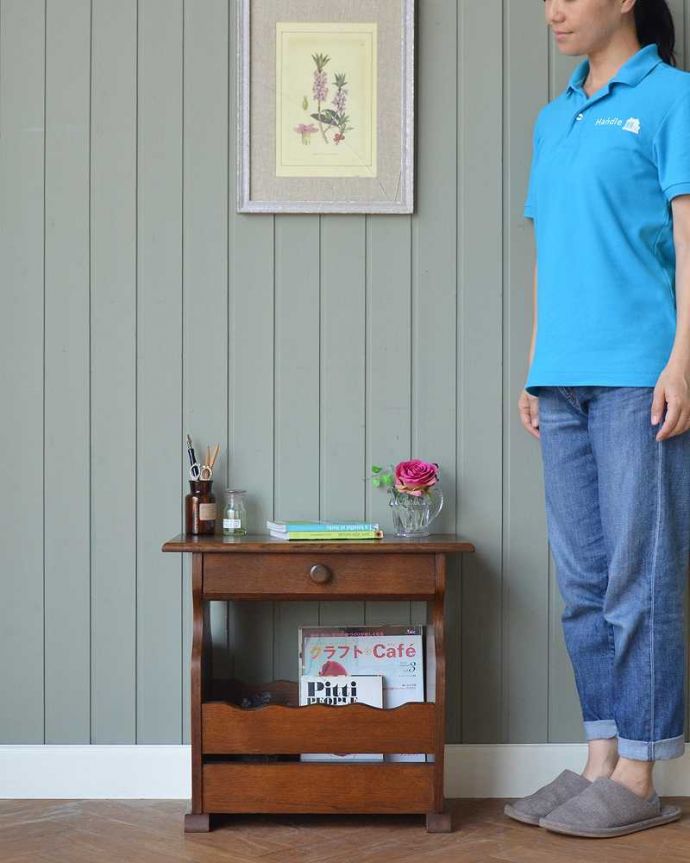 マガジンラック　アンティーク家具　サイドテーブルにもなる引き出し付きのアンティークのマガジンラック 。使いやすさNo.1！便利なアンティークどこのお家でも使っているマガジンラックも、アンティークだったらデザインが素敵だから、なんだかオシャレに使えます。(j-2259-f)