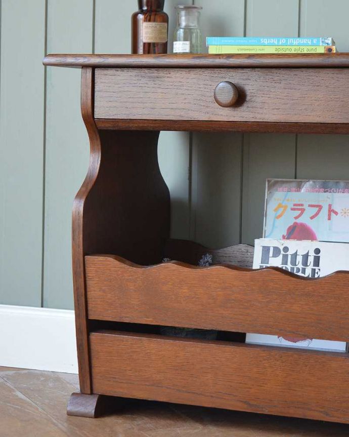 マガジンラック　アンティーク家具　サイドテーブルにもなる引き出し付きのアンティークのマガジンラック 。ちょっと置いておきたい…をキレイに収納新聞や雑誌など、ついついテーブルの上に置いてしまって雑多に見えるものが、コレさえあればキレイに収納出来てお部屋もスッキリ見えるんです。(j-2259-f)